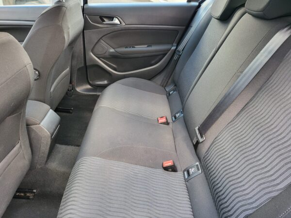 PEUGEOT 308 1.6 BlueHDi 100 Active 5dr 2016 (16) - Image 21