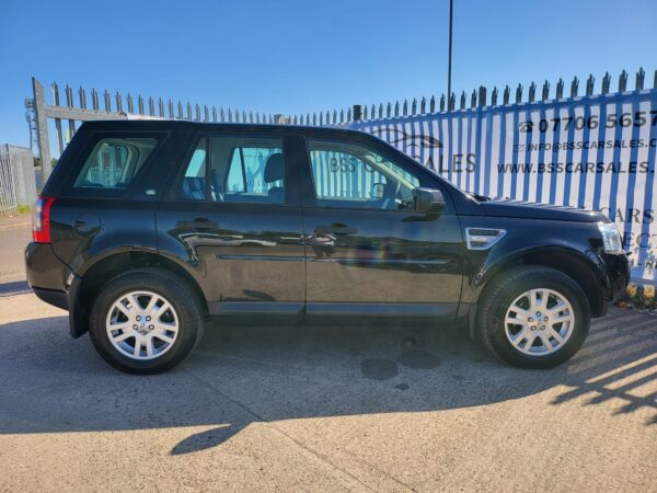 LAND ROVER FREELANDER 2.2 Td4 XS [Nav] 5dr Auto 2010 (10) - Image 4