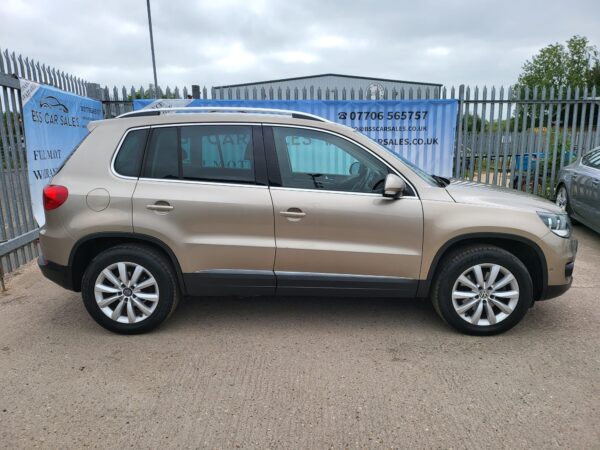 VOLKSWAGEN TIGUAN 2.0 TDi BlueMotion Tech Match 5dr [4WD] DSG 2014 (14) - Image 4