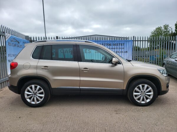 VOLKSWAGEN TIGUAN 2.0 TDi BlueMotion Tech Match 5dr [4WD] DSG 2014 (14) - Image 25