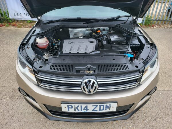 VOLKSWAGEN TIGUAN 2.0 TDi BlueMotion Tech Match 5dr [4WD] DSG 2014 (14) - Image 10
