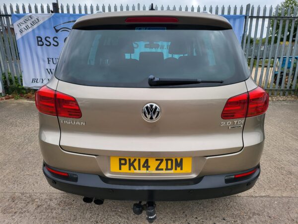 VOLKSWAGEN TIGUAN 2.0 TDi BlueMotion Tech Match 5dr [4WD] DSG 2014 (14) - Image 30