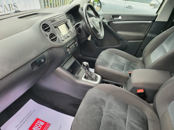 VOLKSWAGEN TIGUAN 2.0 TDi BlueMotion Tech Match 5dr [4WD] DSG 2014 (14) - Image 16