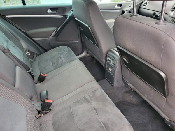 VOLKSWAGEN TIGUAN 2.0 TDi BlueMotion Tech Match 5dr [4WD] DSG 2014 (14) - Image 20