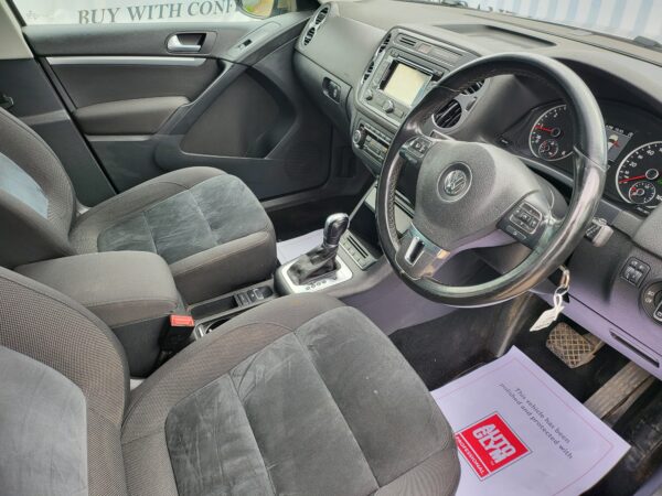 VOLKSWAGEN TIGUAN 2.0 TDi BlueMotion Tech Match 5dr [4WD] DSG 2014 (14) - Image 14