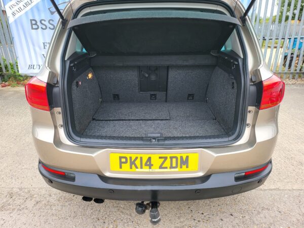 VOLKSWAGEN TIGUAN 2.0 TDi BlueMotion Tech Match 5dr [4WD] DSG 2014 (14) - Image 11