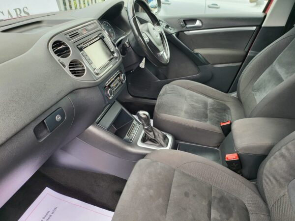 VOLKSWAGEN TIGUAN 2.0 TDi BlueMotion Tech SE 5dr DSG [4WD] 2013 (13) - Image 16