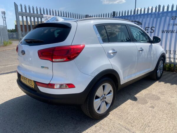 2015 KIA SPORTAGE 1.7 CRDi ISG 3 5dr [Sat Nav] - Image 11